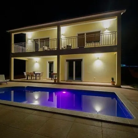 Сasa de vacaciones Modernes In Mit Privatem Pool Pula