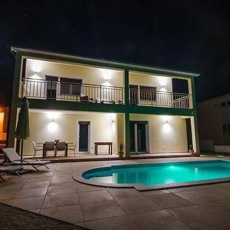 Modernes In Mit Privatem Pool *