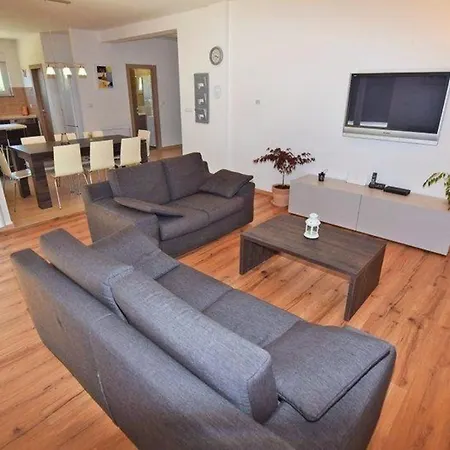 Modernes In Mit Privatem Pool Сasa de vacaciones Pula