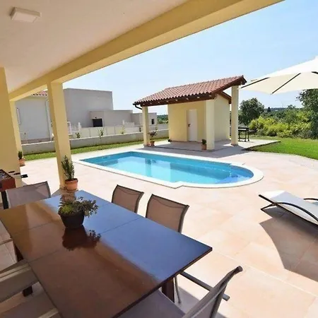 Modernes In Mit Privatem Pool Сasa de vacaciones *