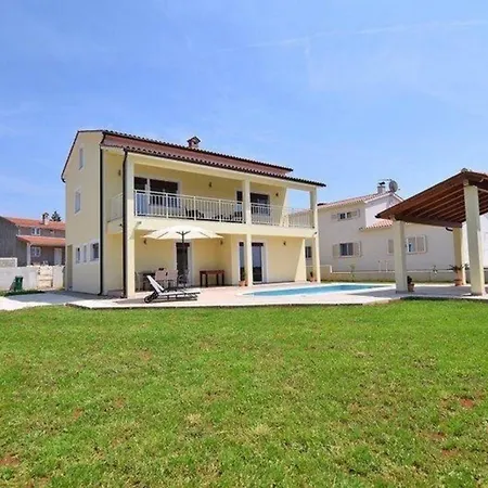 Modernes In Mit Privatem Pool Сasa de vacaciones